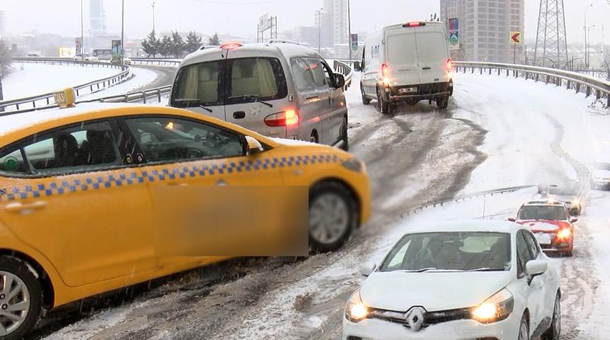 İstanbul'da kar ulaşımı vurdu! Birçok araç yolda kaldı