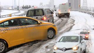 İstanbul'da kar ulaşımı vurdu! Birçok araç yolda kaldı
