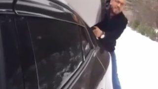 Ayaklarına poşet giyen adam, otomobilin arkasına asılıp karda böyle kaydı
