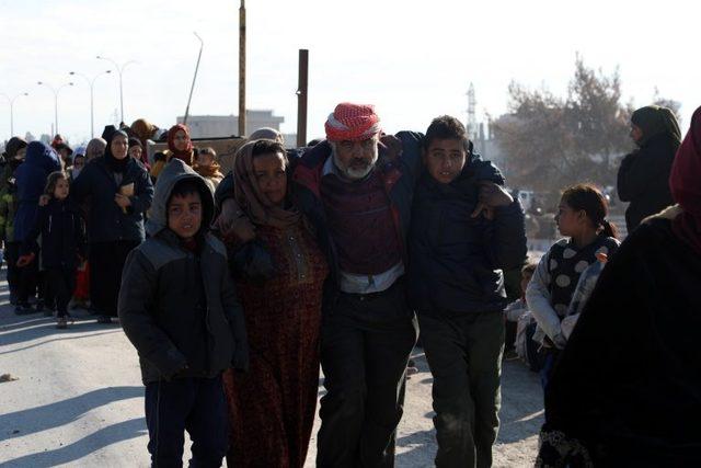 Suriyeli Kürtler, çatışmaların sürdüğü bölgeyi terk ediyor.