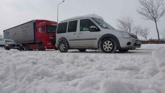 konyayi-cevre-illere-baglayan-tum-yollar-kapali-yolcular-terminalde-bekliyor-2-_3403_dhaphoto1