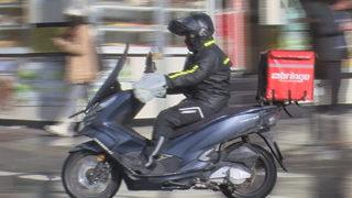 Kar yağışına rağmen çalışmak zorundalar! Motokuryelerden 'acil sipariş' verenlere çağrı