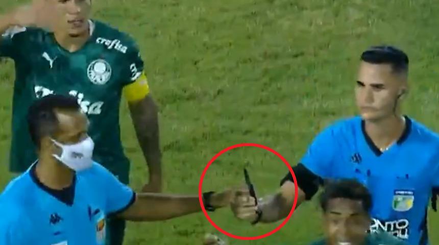 Alex de Souza'ya hayatının şoku! Taraftar bıçakla sahaya daldı