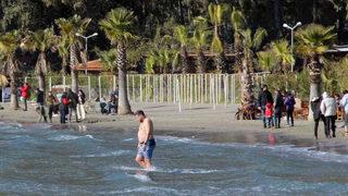 Türkiye karla mücadele ederken o ildekiler denizin tadını çıkardı