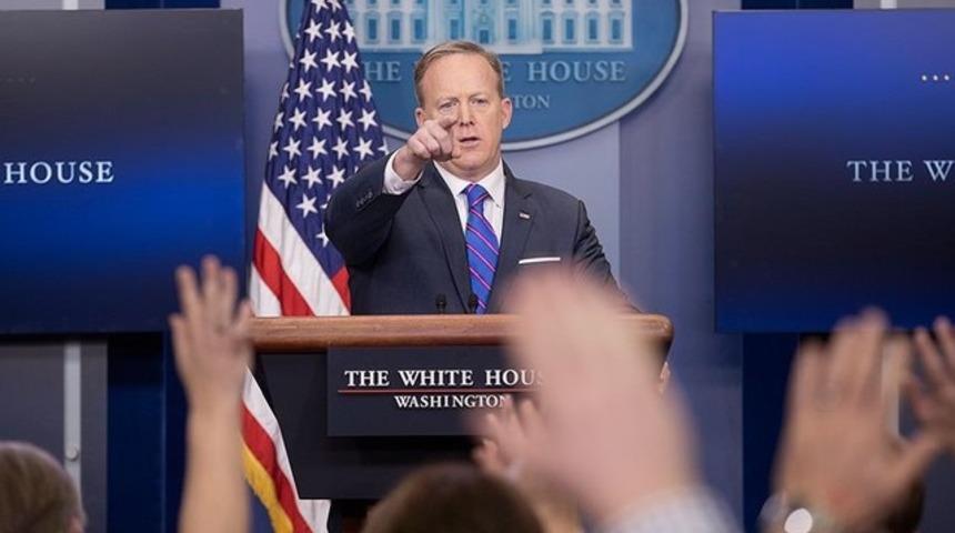 Beyaz Saray S&ouml;zc&uuml;s&uuml; Spicer: Flynn'in istifasını Trump istedi