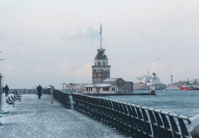 Üsküdar'daki Kız Kulesi de beyaza büründü