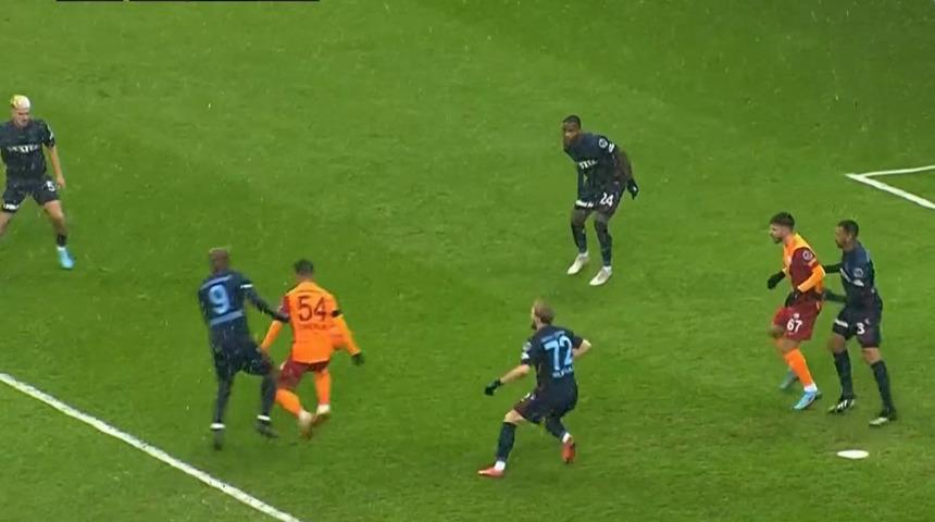 Trabzonspor-Galatasaray maçına damga vuran penaltı pozisyonu! Taraftar isyan etti