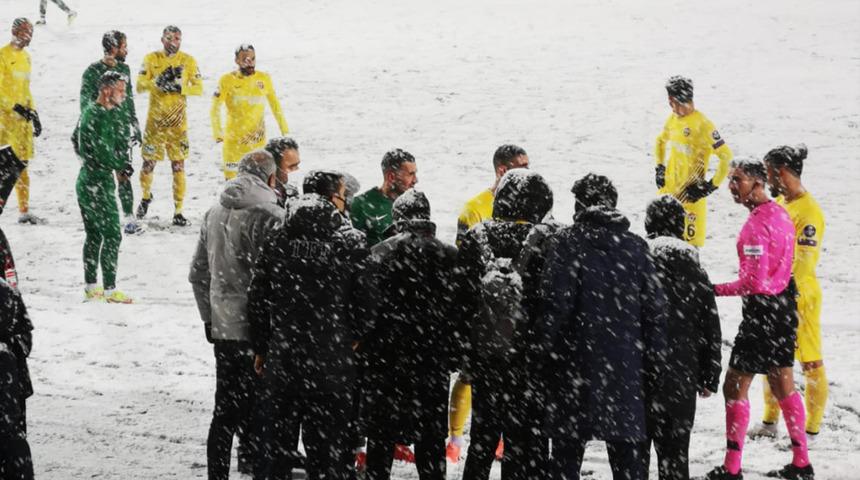 Hakem daha fazla dayanamadı! Eyüpspor-Bursaspor maçı kar yağışı nedeniyle ertelendi
