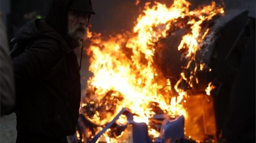 Br&uuml;ksel'de 50 bin kişinin katıldığı Covid &ouml;nlemleri protestosunda g&ouml;stericiler polisle &ccedil;atıştı