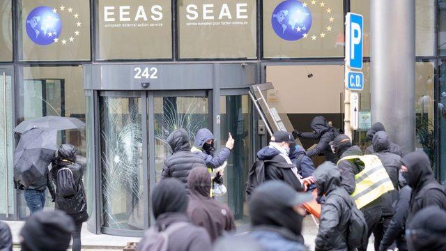 Brüksel de 50 bin kişinin katıldığı Covid önlemleri protestosunda göstericiler polisle çatıştı 2
