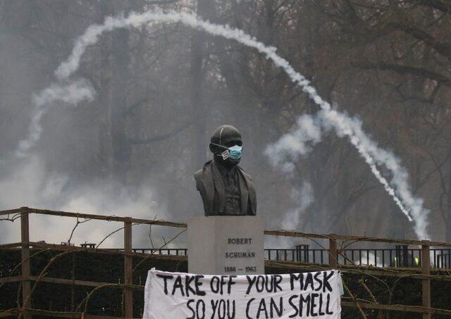 Brüksel de 50 bin kişinin katıldığı Covid önlemleri protestosunda göstericiler polisle çatıştı 3
