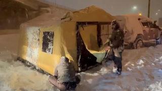 TEM'de mahsur kalan aile yola çadır kurarak soğuktan korunmaya çalıştı