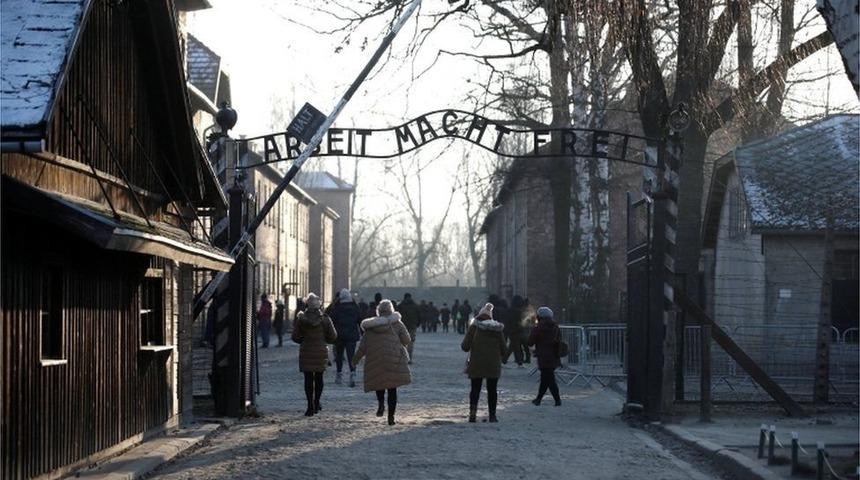 Auschwitz'te Nazi selamı veren Hollandalı bir turist g&ouml;zaltına alındı