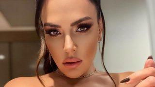 Buket Aydın derin göğüs dekolteli pozuyla Instagram'ı salladı