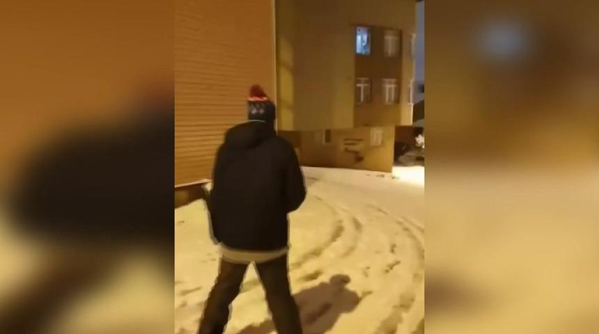 İstanbul'da ilgin&ccedil; anlar! Sokakta kayak yaptı