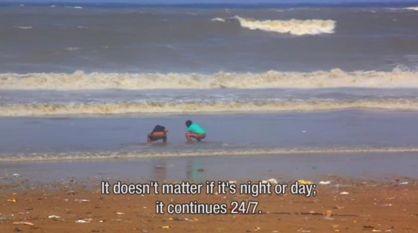 Kirli &Ccedil;evrenin 'Katı' Hali: Hindistan&rsquo;daki Tuvalet Yapılan Plaj