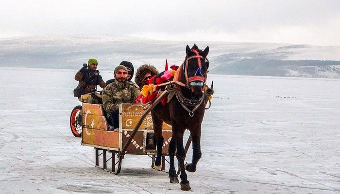 Buzda Kafkas dansı! Hafta sonu eğlencesinin adresi oldu