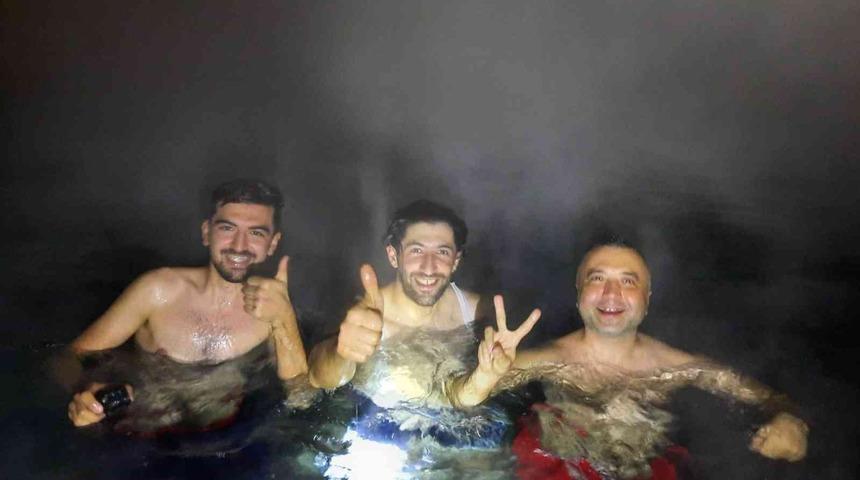 Türkmen Dağı’nın dondurucu soğuğunda kaplıcanın tadını çıkarttılar