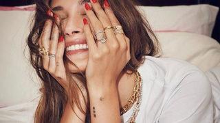 Hailey Baldwin Bieber'in deniz keyfi! Bikinisi küçük geldi