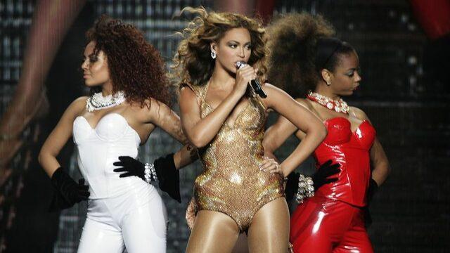 Beyonce, 2010'daki dünya turunda Mugler'in tasarladığı sahne kıyafetlerini giydi.