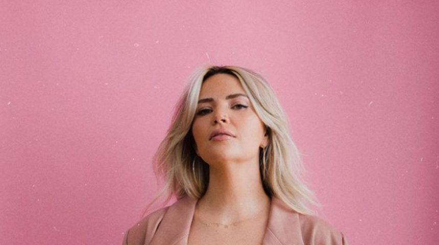 Sosyal medya fenomeni Sarah Landry, saniyeler içinde çekilen fotoğraflarıyla şaşkınlık yarattı