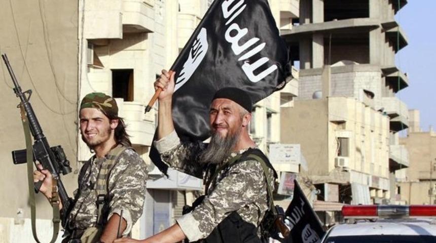 IŞİD militanları &ccedil;&ouml;p&ccedil;atan siteleriyle eş buluyor