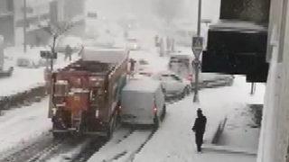 Kar küreme aracı 4 araca çarparak durabildi! Eyvah sesleri içinde...