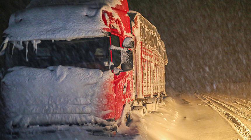 Son dakika: Kar ulaşımı durdurdu! Şu anda hangi yollar açık? İşte Türkiye'de yollarda son durum