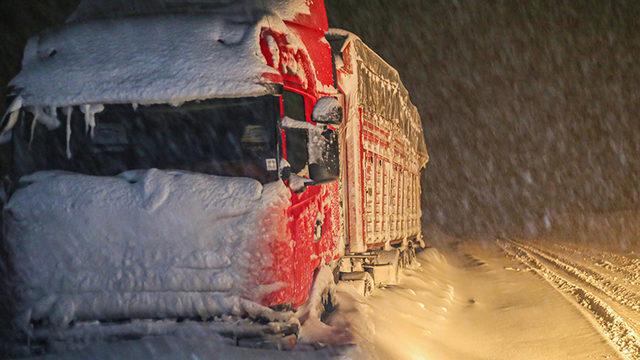 Son dakika: Kar ulaşımı durdurdu! Şu anda hangi yollar açık? İşte Türkiye'de yollarda son durum
