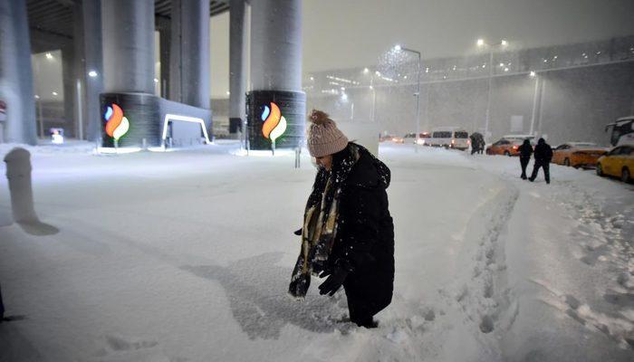 İstanbul Havalimanı’nda kar esareti! Binlerce yolcu ve turist mahsur kaldı