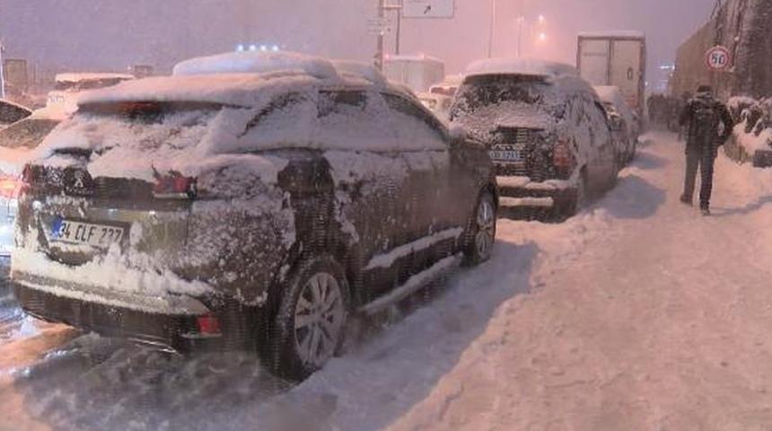İstanbul'da yoğun kar yağışıyla m&uuml;cadele