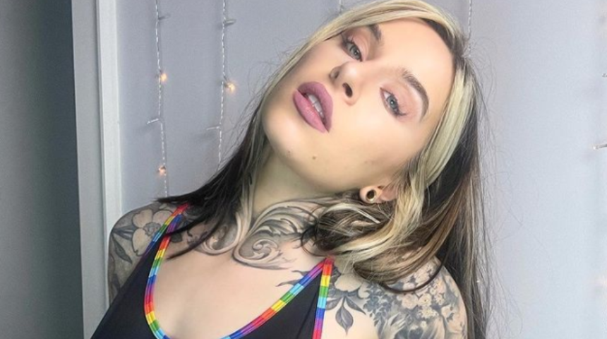 İç çamaşırını ve tükürüğünü satmıştı! Fenomen isim bu sefer de rahimden çıkartılan doğum kontrol aparatını satıyor