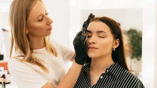 İnce kaşlarınızın kalınlaşmayacağını düşünüyorsanız yanılıyorsunuz! Bu yöntemlerle mükemmel ve kalın kaşlara kavuşmanız mümkün!