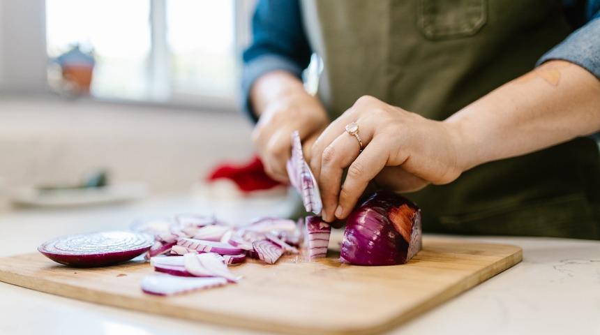 Soğan gözlerinizi yakmasın: Soğan doğramayı kolaylaştıracak tüyolar!