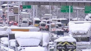 Son dakika... İstanbul’daki kar esaretinde son durum! TEM’de çekilen görüntüler dikkat çekti…