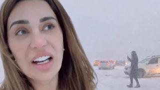 Ebru Şancı evine gitmeye çalışırken karda kaldı! Bütün arabalar kaldı yolda