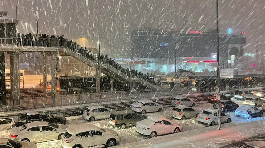 Toplu taşıma çalışıyor mu? Bugün İstanbul’da tramvay, metro, marmaray, metrobüs çalışıyor mu?