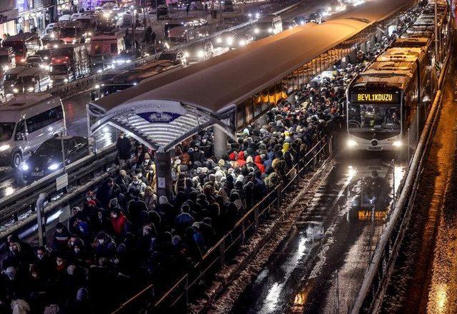Toplu taşıma çalışıyor mu? Bugün İstanbul’da tramvay, metro, marmaray, metrobüs çalışıyor mu?