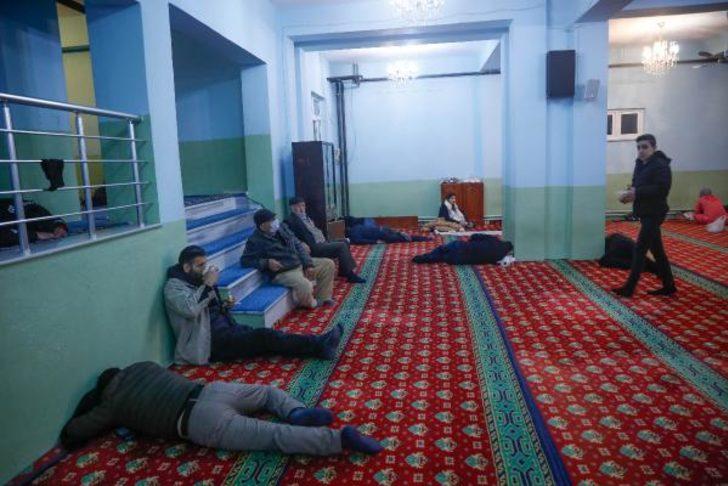 Arnavutköy'de otel fırsatçılığı iddiası... Geceyi camilerde geçirdiler! "Bu kadar da olmaz ki"