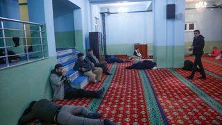 Arnavutköy'de otel fırsatçılığı iddiası... Geceyi camilerde geçirdiler! Bu kadar da olmaz ki