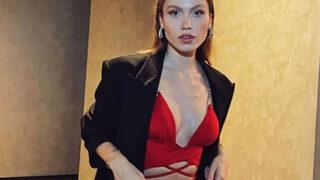 Duygu Özaslan kar kombiniyle evinin bahçesinde! Soğuk bile sadece fakire var