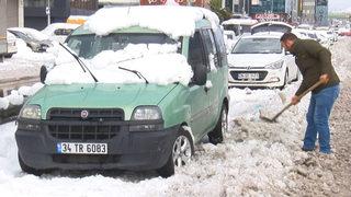 Küreğini alan otoyol kenarına koştu! Dikkat çeken görüntüler…