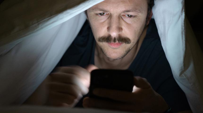 Cinsel hayatınızı önemsiyorsanız hemen o telefonu elinizden bırakın