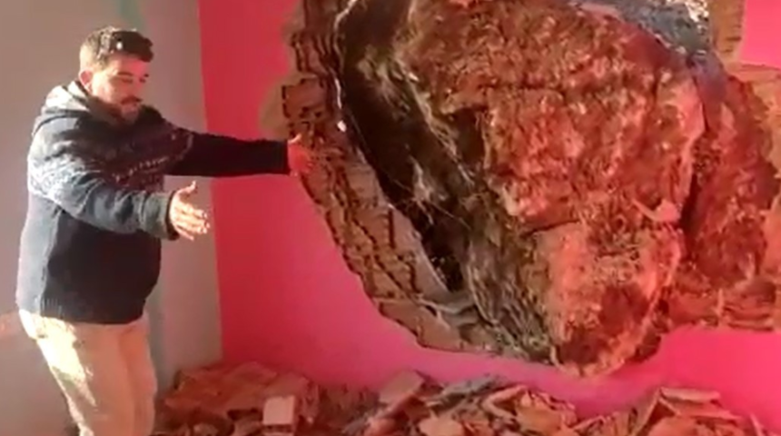 Gürültüye uyandılar! Antalya'da dev kaya parçası 30 metre yükseklikten evin üstüne düştü