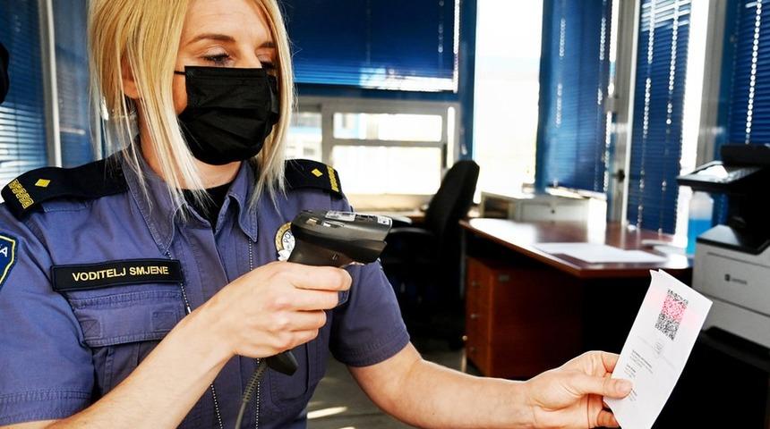 Avrupa Birliği, 1 Şubat'tan itibaren Covid sertifikası sahipleri i&ccedil;in seyahat kısıtlamalarını kaldırıyor