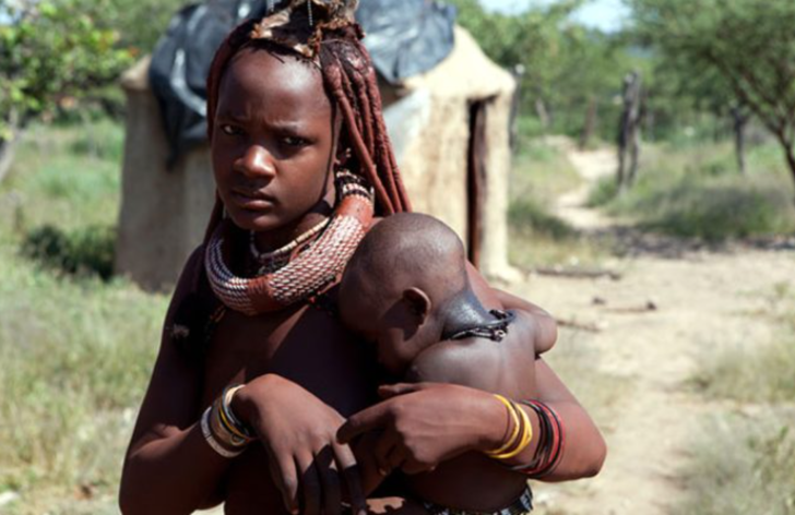 Himba kabilesi yaşam tarzıyla şaşırtmaya devam ediyor! Kadınları tamamen çıplak geziyor