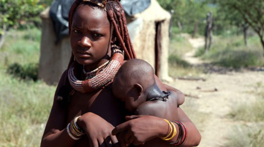 Himba kabilesi yaşam tarzıyla şaşırtmaya devam ediyor! Kadınları tamamen çıplak geziyor