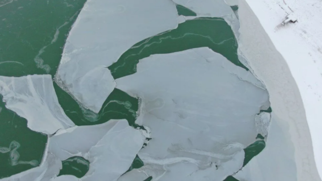 Elazığ&rsquo;da Cip Baraj G&ouml;l&uuml; dondu! Ortaya kartpostallık g&ouml;r&uuml;nt&uuml;ler &ccedil;ıktı