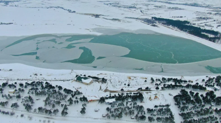 Elazığ’da Cip Baraj Gölü dondu! Ortaya kartpostallık görüntüler çıktı G4