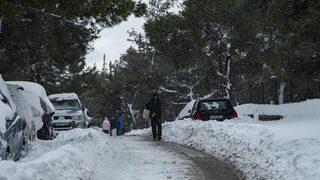 Yunanistan, kar nedeniyle yolda kalan sürücülere 2 bin euro ödeyecek